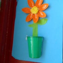 Vaso con fiore realizzato con materiale di riciclo